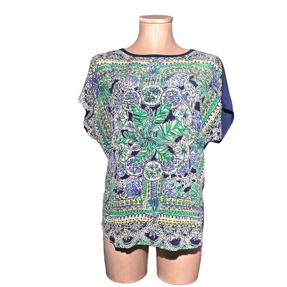 Lilly Pulitzer top silk on front. Size S. Beautiful colors